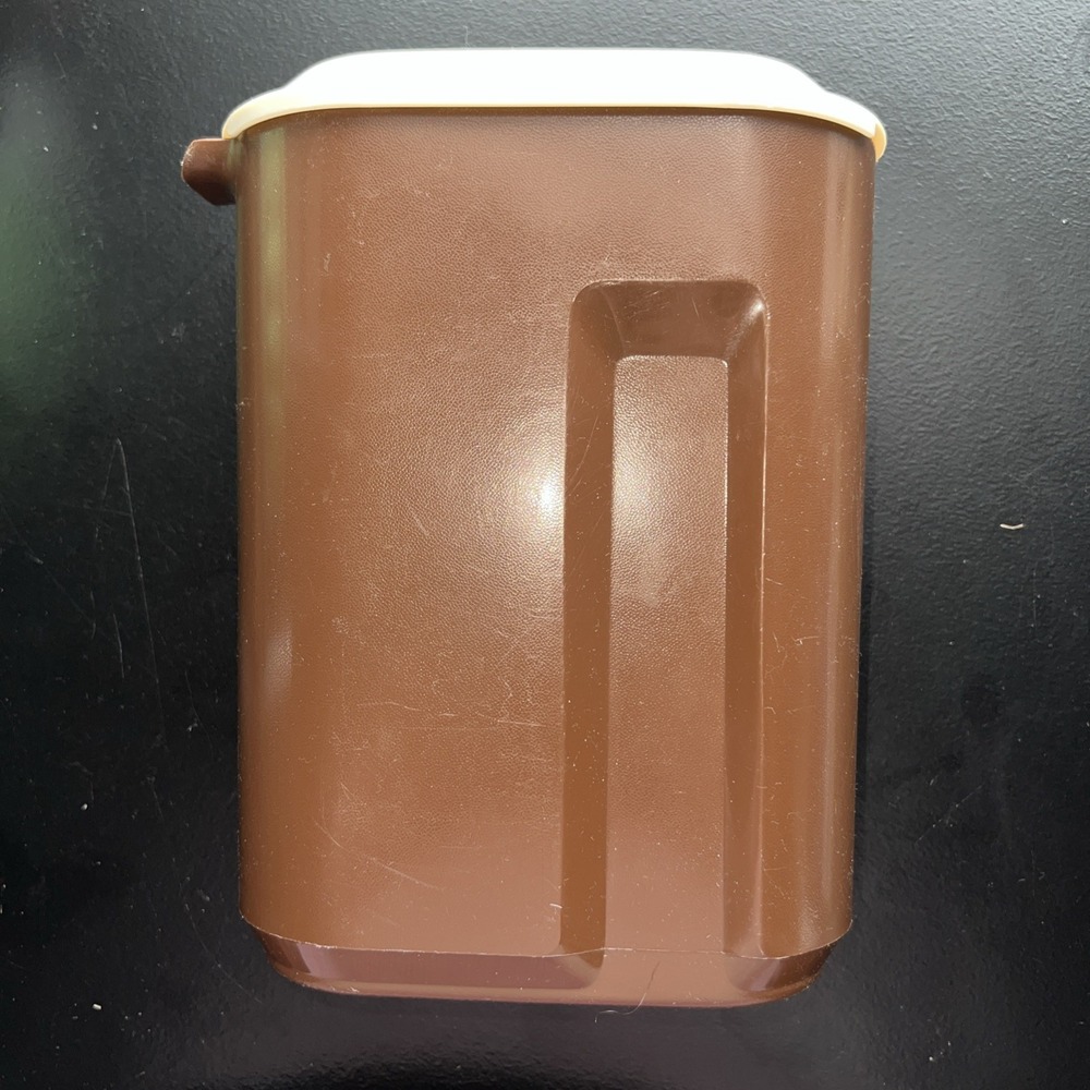 Vintage Rubbermaid Flat Thin Savin Server Pitcher 0941 Brown White Lid 2.5 Quart